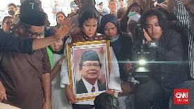 Rintik Hujan & Selawat Iringi Pemakaman Rizal Ramli di TPU Jeruk Purut