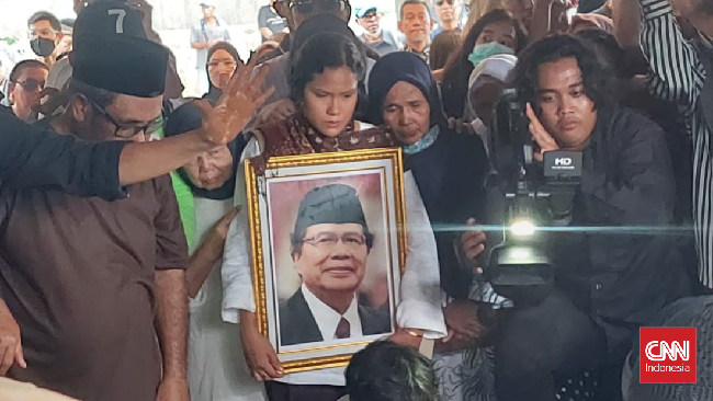 Jenazah Rizal Ramli dimakamkan di Tempat Pemakaman Umum (TPU) Jeruk Purut, Jakarta Selatan, Kamis (4/1).