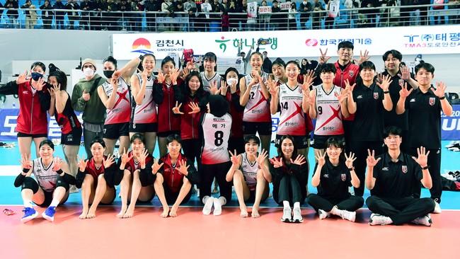 Tren positif Red Sparks akan diuji kehebatan pemuncak klasemen Liga Voli Korea Hillstate di Suwon Gymnasium, Minggu (14/1).