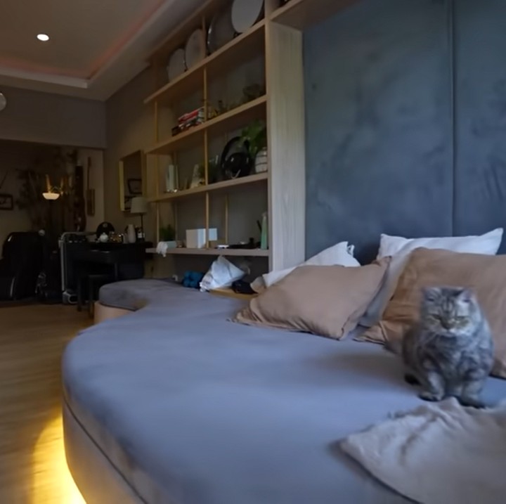 <p>Dikta menerapkan konsep minimalis pada rumahnya yang baru direnovasi. Ia terinspirasi dari gaya rumah-rumah yang ada di Jepang, Bunda. Dikta juga membuat rumahnya terasa hangat dengan ornamen kayu dan bambu. Begitu memasuki rumah, tamu akan disambut dengan sofa bed untuk bersantai. "Jadi kalau tamu ke sini tuh kaku kan. Langsung pengen gue (suruh) duduk sini, gue akrab-in," ucap Dikta. (Foto: YouTube Taulany TV)</p>