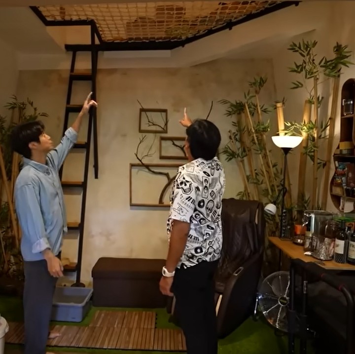 <p>Di ruang tengah terdapat tangga kecil yang terhubung ke area bersantai berupa <em>hammock.</em> Tempat itu juga terkoneksi langsung ke kamar Dikta, lho. (Foto: YouTube Taulany TV)</p>