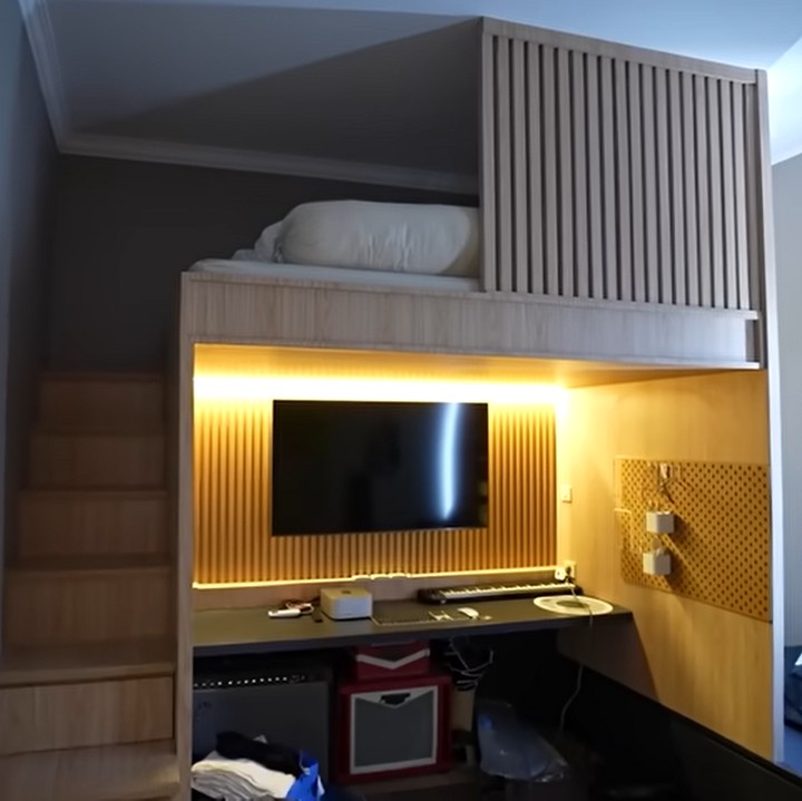 <p>Dikta memiliki ruangan mungil yang sering ia gunakan sebagai studio. Di atas meja, terdapat kasur mini untuk tempat bersantai. (Foto: YouTube Taulany TV)</p>