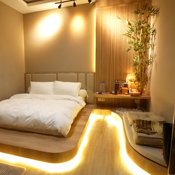 <p>Sementara itu, kamarnya terlihat hangat dengan lampu LED dan kasur bawah. Nuansa Jepang begitu terasa dengan ornamen kayu serta bambu. Di sebelah kasur terdapat jendela yang menuju <em>hammock</em> apabila dibuka. (Foto: YouTube Taulany TV)</p>