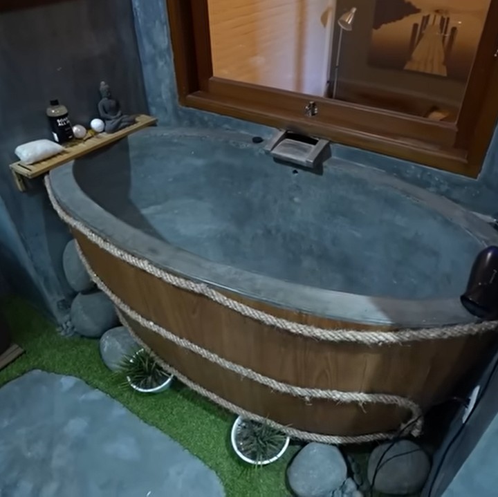 <p>Bagian kamar mandi Dikta tak kalah unik. Ia merancang <em>bathub</em> dengan gaya seperti bak mandi ala Jepang. "Jadi kalau di Jepang kan ada <em>onsen</em> gitu, nah pengen yang kayak gitu," ucapnya. (Foto: YouTube Taulany TV)</p>