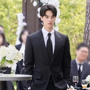 7 Pesona Aktor Korea dalam Balutan Jas di Drama, Auranya Bikin Meleleh!