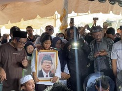 Pecah Tangis Putri Bungsu Rizal Ramli dari AS Langsung Makamkan Ayah