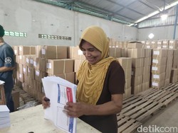 Semringah Ibu-ibu Lipat Surat Suara Pemilu 2024 di Lebak