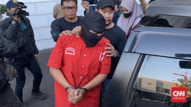 Rochmad Bagus Apriyatna (41) terdakwa pembunuhan mahasiswi Universitas Surabaya (Ubaya), Angeline Nathania (21) divonis 20 tahun penjara.