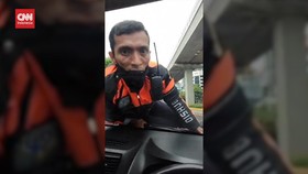 VIDEO: Petugas Dishub DKI Diterjang Mobil, Nemplok di Kap Mesin