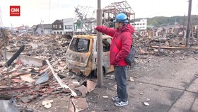 VIDEO: Pilu Warga Jepang Kunjungi Rumah yang Hancur Dihantam Gempa