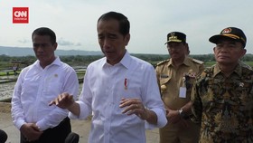 VIDEO: Jokowi Disambati Petani di Banyumas soal Pupuk Hingga Irigasi