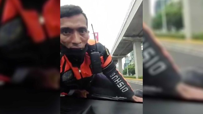 Petugas Dishub DKI itu bertahan nemplok di kap mobil setelah diterjang oleh sang sopir yang langsung menancap gas dari kawasan Kuningan sampai ke Menteng.