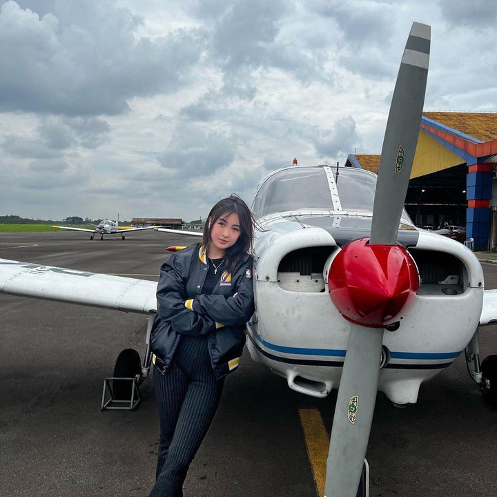<p>Tak hanya di TikTok, Abigail juga membagikan konten penerbangannya dalam sebuah vlog di akun Instagram. Keren, ya? (Foto: Instagram @abigailmchel)</p>