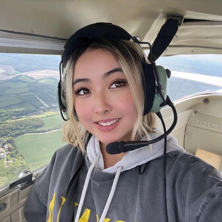 <p>Saat terbang, perempuan yang diketahui blasteran Indonesia-Inggris itu terlihat piawai mengendalikan pesawatnya, lho. (Foto: Instagram @abigailmchel)<br /><br /><br /></p>