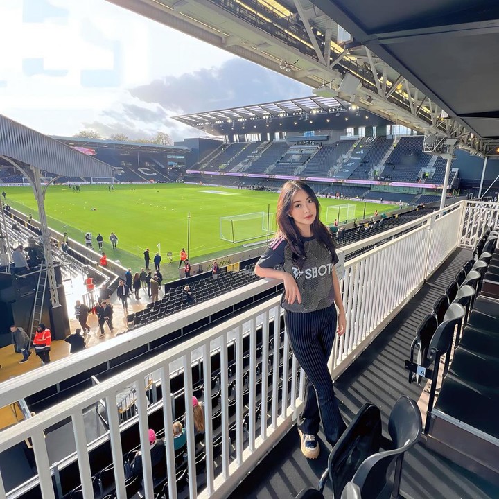 <p>Dalam konten tersebut, Abigail mengaku terbang sendirian demi nonton klub bola kesayangannya. (Foto: Instagram @abigailmchel)<br /><br /><br /></p>
