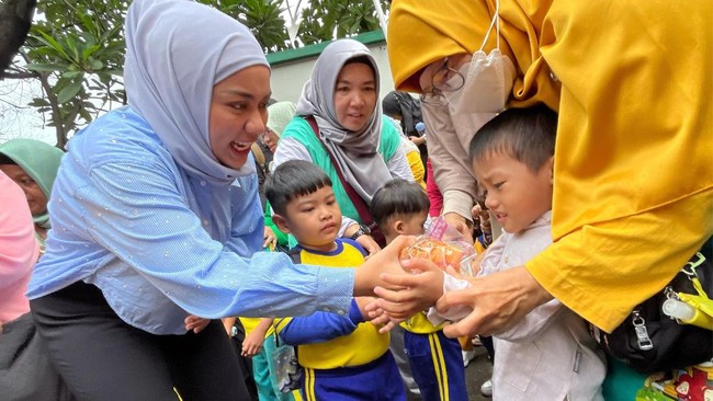 Wakil Ketua DPRD DKI Jakarta, Zita Anjani membagikan susu dan makanan sehat ke anak-anak PAUD di Kecamatan Duren Sawit, Jakarta Timur.