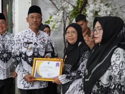 Guru-Kepsek Berprestasi di OKI Terima Penghargaan dari Bupati