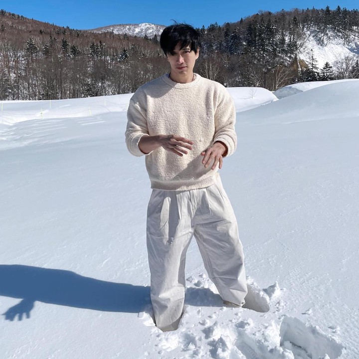 <p>Namanya semakin popular sejak ia mulai mengunggah potret-potret sebagai model di akun Instagram pribadi. Netizen mengaku terpukau karena ia terlihat sangat tampan dengan visual wajah dan postur tubuhnya.(Foto: Instagram @chuando_chuandoandfrey)<br /><br /><br /></p>