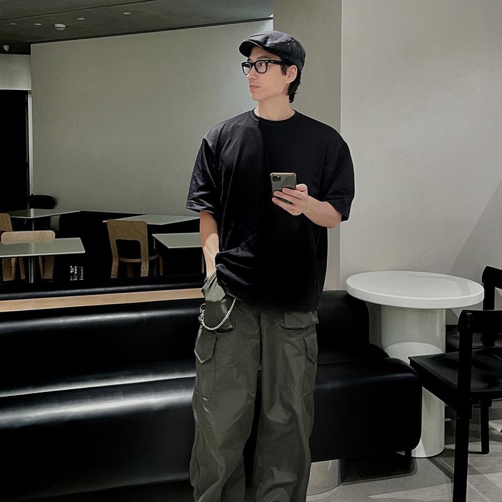 <p>Mengenal sosok Chuando Tan, ia merupakan seorang fotografer dan model profesional, Bunda. Pria asal Singapura ini menjadi perbincangan karena viral dengan penampilannya yang memukau. Mengutip dari <em>The Famous People</em>, Tan memulai karier sejak tahun 90-an dan telah bekerja dengan berbagai perusahaan terkenal, brand mewah, dan majalah ternama. (Foto: Instagram @chuando_chuandoandfrey)<br /><br /><br /></p>