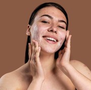 Amankah Double Cleansing untuk Pemilik Kulit Berjerawat? Ini Kata Dokter Kulit!