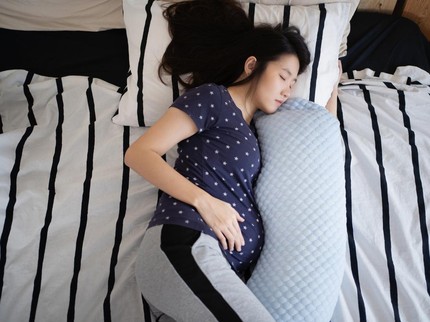 3 Posisi Tidur Ibu Hamil Trimester 3 yang Nyaman dan Aman untuk Bayi