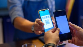 QRIS kini marak disalahgunakan sebagai sarana transaksi judi online. Berikut cara aman transaksi scan QRIS agar tak terjebak judol.
