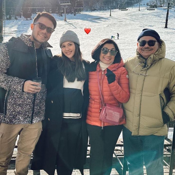 <p>Diketahui, keluarga mereka sudah bertolak ke Negeri Sakura sejak akhir Desember 2023. Liburan ini juga menjadi momen bagi mereka untuk menyambut tahun baru 2024. (Foto: Instagram @jscmila)<br /><br /><br /></p>
