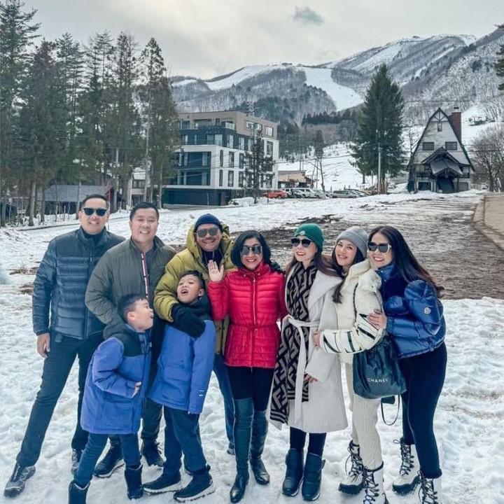<p>Melalui akun Instagram pribadi, Mila dan Yakup sama-sama membagikan momen kebersamaan mereka. Dalam unggahan tersebut, keluarga pengacara tersebut terlihat kompak, Bunda. (Foto: Instagram @jscmila)<br /><br /><br /></p>