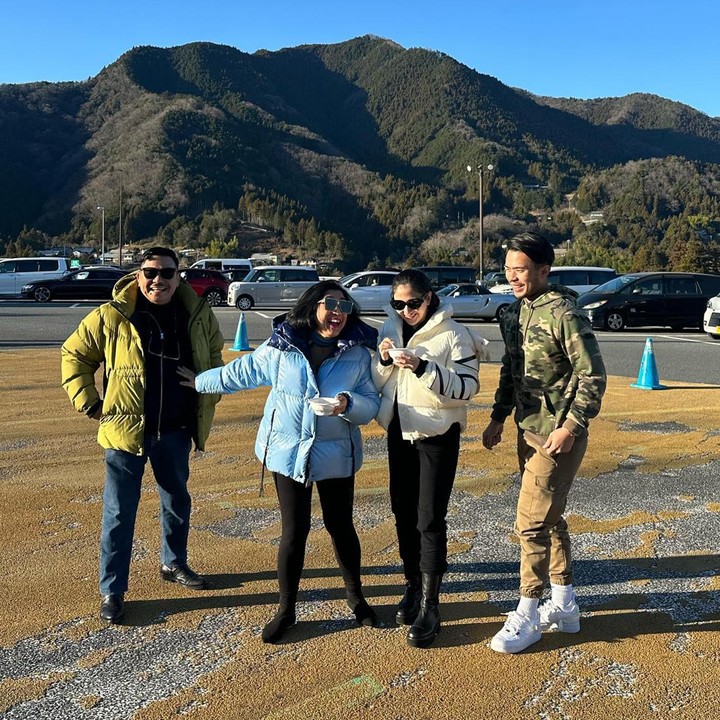 <p>Melihat unggahan-unggahan ini, banyak netizen yang meninggalkan komentar positif. Mereka berdoa agar keluarga Jessica Mila selalu dalam keadaan sehat. <em>"Happy</em> slalu kalian," ujar akun @jesi****.(Foto: Instagram @yakuphasibuan)<br /><br /><br /></p>