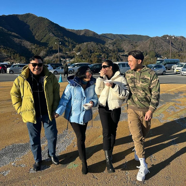 <p>Liburan mereka terlihat seru ya, Bunda? Kita doakan semoga keluarga ini tetap dalam keadaan sehat hingga kembali ke Tanah Air, ya. (Foto: Instagram @yakuphasibuan)</p>