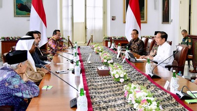 Presiden Jokowi menerima Sekjen Majelis Hukama Muslimin (Sekjen MHM) Konselor Muhammed Abdelsalam di Istana Kepresidenan Bogor, Jawa Barat, pada Kamis (4/1).
