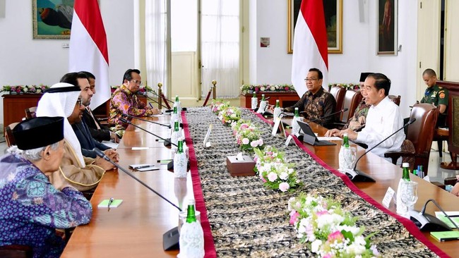 Presiden Jokowi menerima Sekjen Majelis Hukama Muslimin (Sekjen MHM) Konselor Muhammed Abdelsalam di Istana Kepresidenan Bogor, Jawa Barat, pada Kamis (4/1).