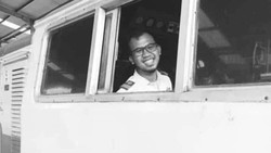 7 Foto Julian Dwi Setiyono Masinis KA Bandung Raya dengan Kereta Api Tinggal Kenangan