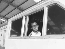 7 Foto Julian Dwi Setiyono Masinis KA Bandung Raya dengan Kereta Api Tinggal Kenangan