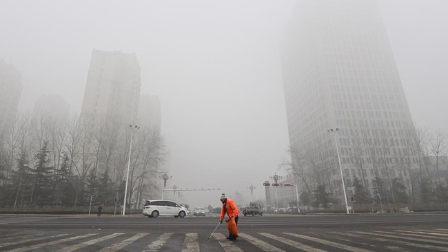 Kabut super tebal menyelimuti sejumlah provinsi di China memicu penutupan jalan hingga mengulur jadwal penerbangan gegara jarak pandang yang rendah.