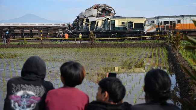 Kepala Kantor SAR Bandung Hery Marantika menuturkan sederet kesulitan untuk mengevakuasi gerbong kereta yang kecelakaan di Cicalengka