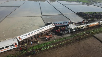 PT Kereta Api Indonesia membatalkan 9 perjalanan kereta imbas tabrakan KA Turangga dan Commuterline Bandung Raya pukul 06.03 pagi.