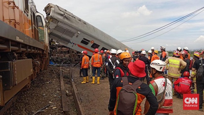 Tim SAR gabungan rencananya akan memotong badan kereta untuk memudahkan proses evakuasi dua korban yang masih terjepit rangkaian.