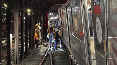 Kereta bawah tanah New York tergelincir usai menabrak kereta lain di kota Manhattan pada Kamis (4/1), 24 orang terluka.