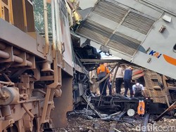 Kereta Tabrakan di Bandung, KAI Evakuasi Penumpang