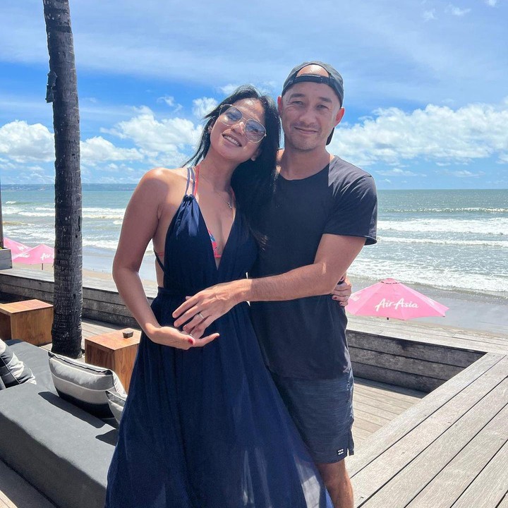 <p>Dalam beberapa potret yang tersebar, bintang film <em>Danur: I Can See Ghosts</em> juga menunjukkan potret bersama sang suami. Meski tak sering, namun unggahan tersebut bermakna. (Foto: Instagram @kinaryosihmoney)</p>