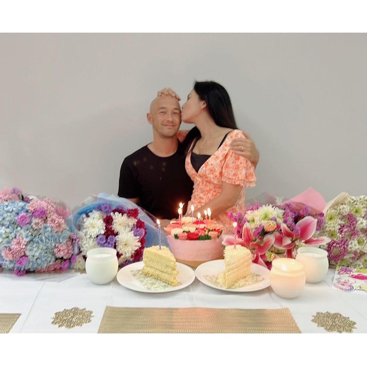 <p>Manis, ya? Kita doakan, semoaga bahtera rumah tangga pasangan ini selalu dalam lindungan Tuhan, dirahmati, dan dilimpahi kebahagiaan di dalamnya. (Foto: Instagram @kinaryosihmoney)</p>