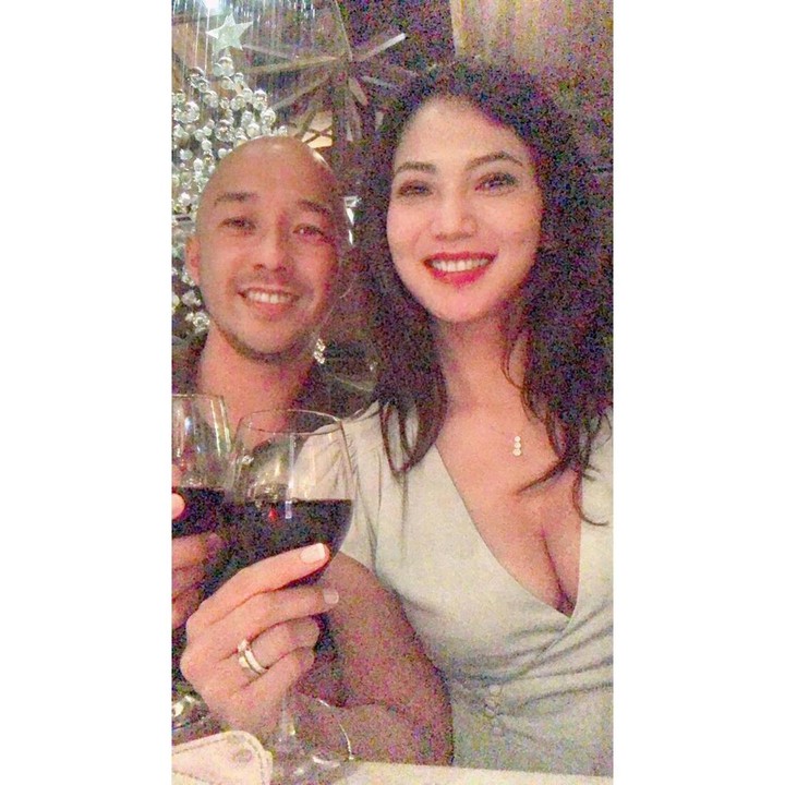 <p>Di potret-potret lainnya, ia juga menunjukkan momen manis yang dilalui bersama. Mulai dari liburan, hingga perayaan anniversary pernikahan.(Foto: Instagram @kinaryosihmoney)<br /><br /><br /></p>