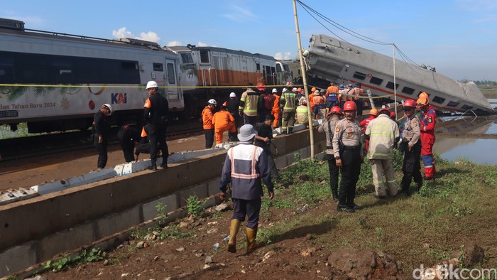 Kondisi terkini kereta api yang tabrakan di kawasan Cicalengka, Kabupaten Bandung, Jumat (5/1/2024).