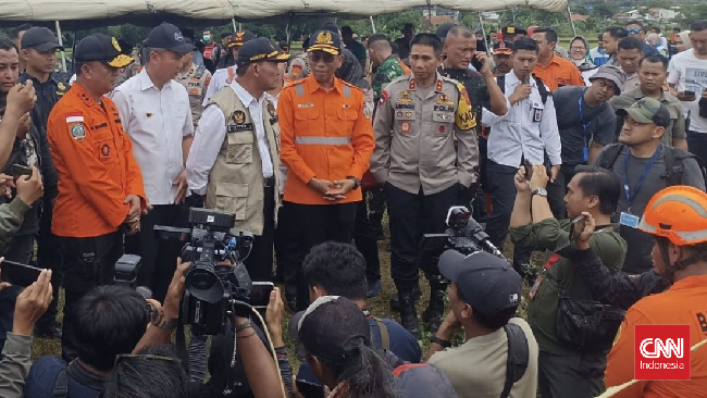 Menko PMK Muhadjir Effendy mendatangi lokasi tabrakan kereta antara KA Turangga dengan Commuterline Bandung Raya, Jumat (5/1).