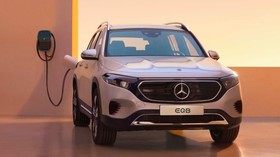 Tips Aman Cas Mobil Listrik Mercedes-Benz Berkaca Insiden Terbakar