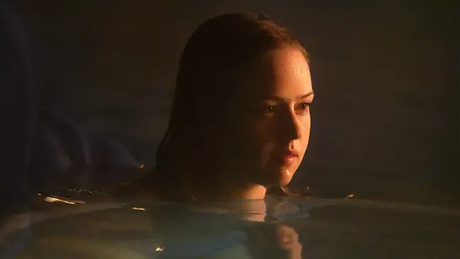 Berikut sinopsis Night Swim yang bercerita tentang keluarga Waller yang diteror makhluk misterius yang berasal dari kolam renang rumah.