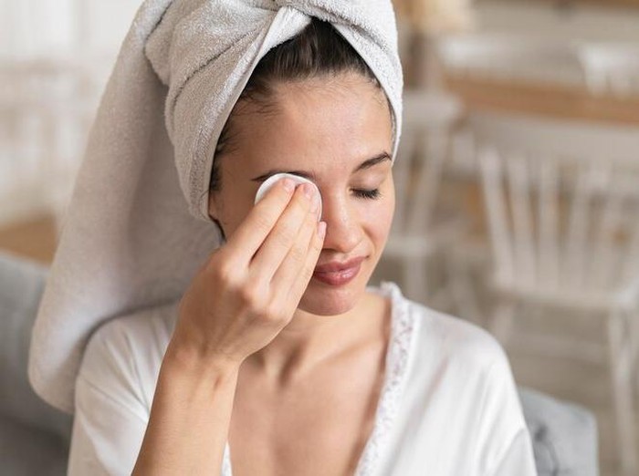 Panduan double cleansing untuk kulit berjerawat/ Foto: Freepik.com/freepik