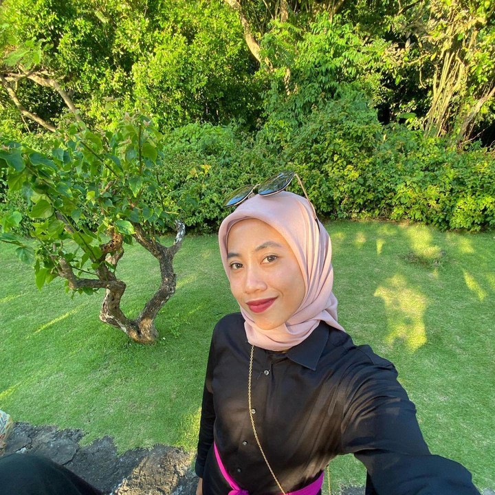<p>Pencapaian Megawati tidak hanya terbatas di level nasional, namun juga mencakup prestasi internasional yang gemilang. Megawati membawa nama Indonesia dengan mengenakan hijab sebagai tanda identitasnya. (Foto: Instagram @megawatihangestrip)</p>