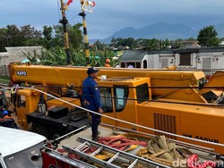2 Crane Diturunkan untuk Evakuasi Kereta yang Tabrakan di Cicalengka